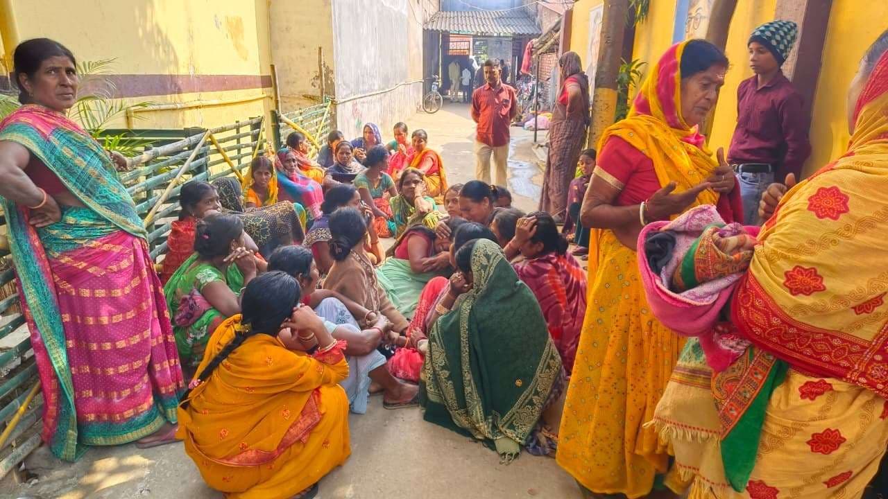 हॉस्टल मेंं छात्र की संदिग्ध मौत पर परिजनों ने लगाया हत्या का आरोप, किया हंगामा