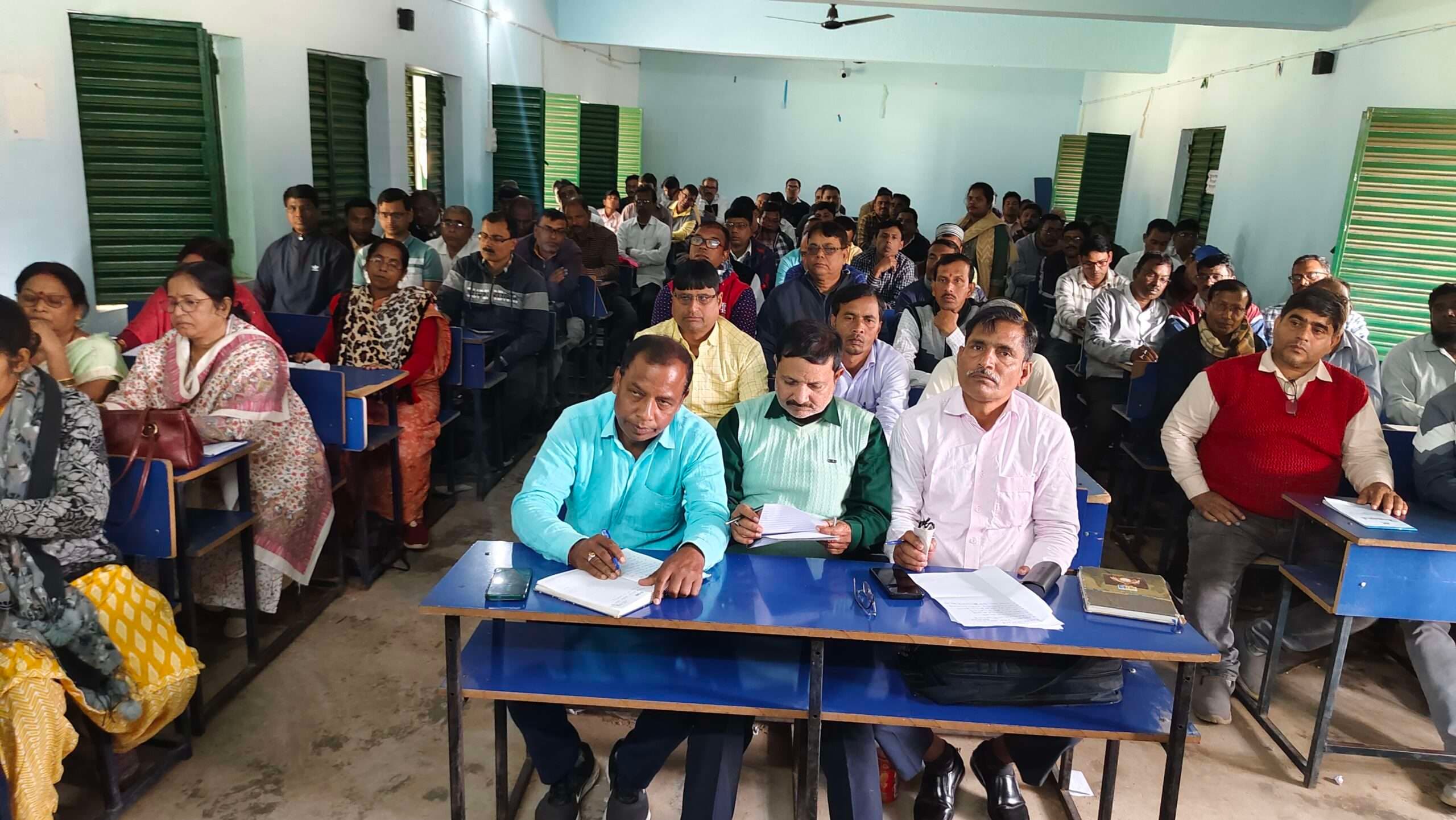 Deoghar news : शिक्षकों ने एमआइएस को-ऑर्डिनेटर पर काम के बदले राशि वसूलने का लगाया आरोप