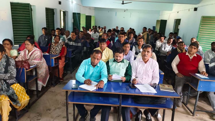 Deoghar news : शिक्षकों ने एमआइएस को-ऑर्डिनेटर पर काम के बदले राशि वसूलने का लगाया आरोप
