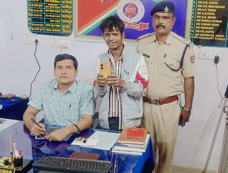 चोर गिरफ्तार, मोबाइल बरामद