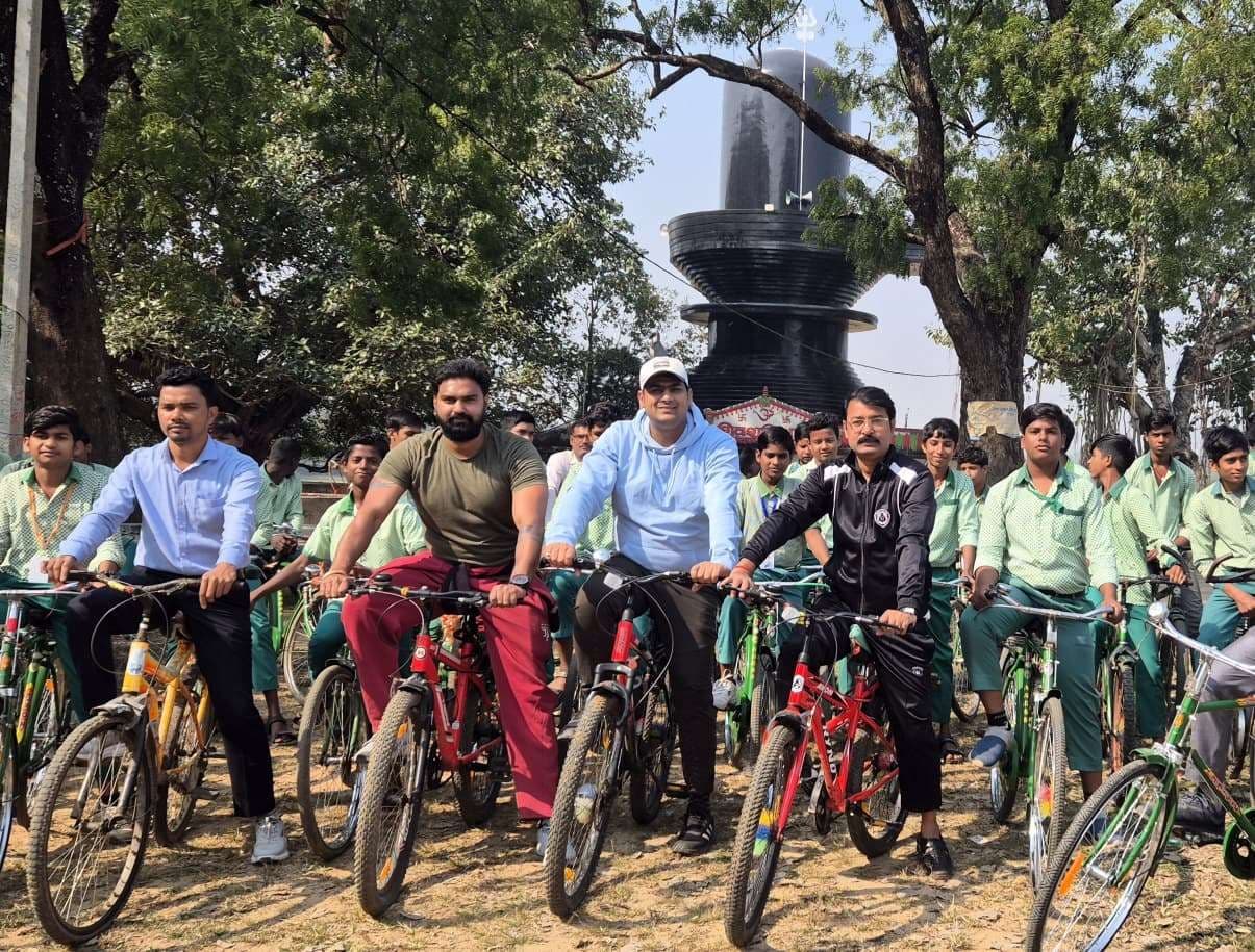 Giridih News :सरिया में साइकिल चलाते शिवशक्ति धाम पहुंचे लोग