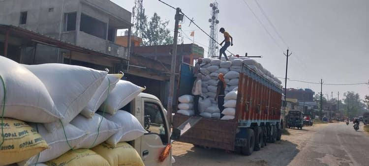 Giridih News: नहीं खुला सरकारी धान खरीद केंद्र, औने-पौने दाम पर धान बेच रहे किसान