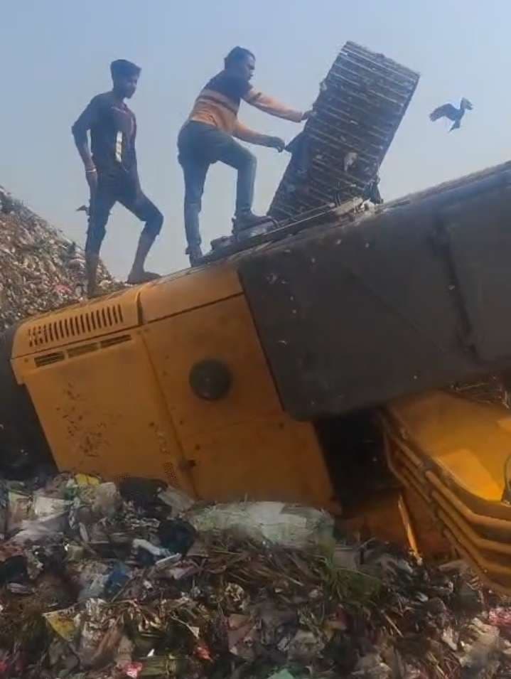Darbhanga News: पोकलेन पलटा, दो दिनों से शहर का कचरा उठाव ठप