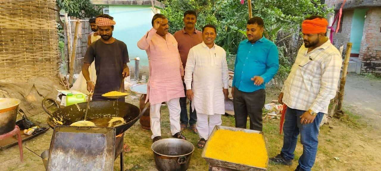 Madhubani News : कहीं बन रहा लड्डू तो कहीं मंगा कर रखा गया पटाखा