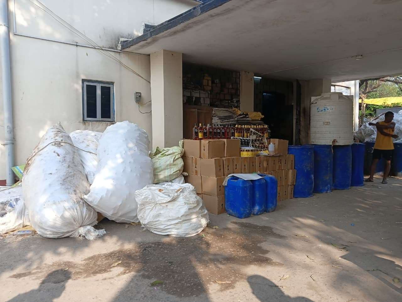 Chaibasa News : शराब फैक्ट्री में छापा, 22 लाख के सामान जब्त