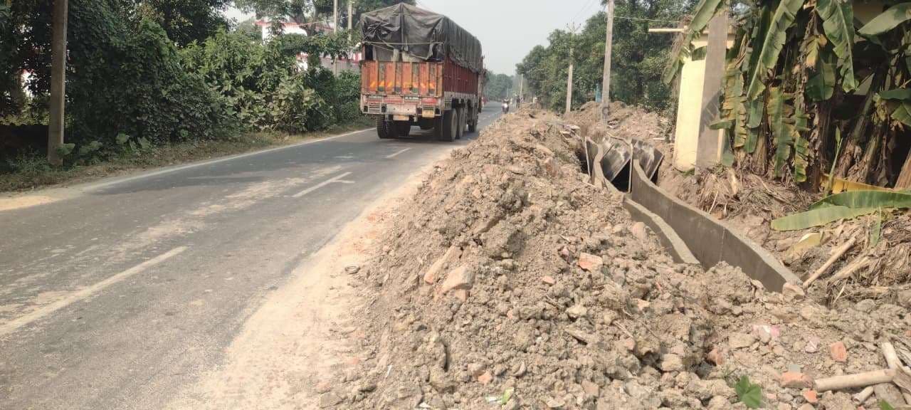 Darbhanga News: नाला निर्माण कंपनी ने सड़क पर जमा कर दिया मिट्टी का ढेर, आये दिन हो रहा हादसा