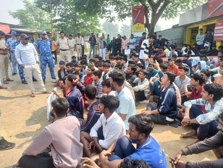 Darbhanga News: स्कूल परिसर के बाहर पचाढ़ी चौक पर नवोदय स्कूल के बच्चे धरना पर बैठे
