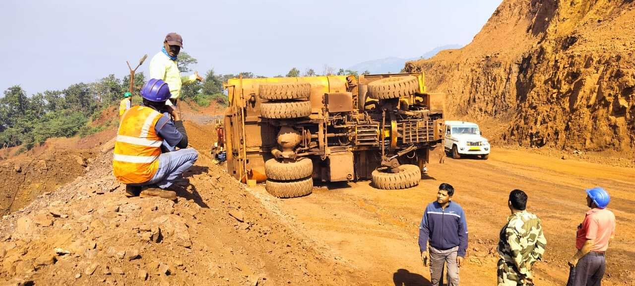 Chaibasa News : सेल खदान में टैंकर पलटा, ऑपरेटर गंभीर