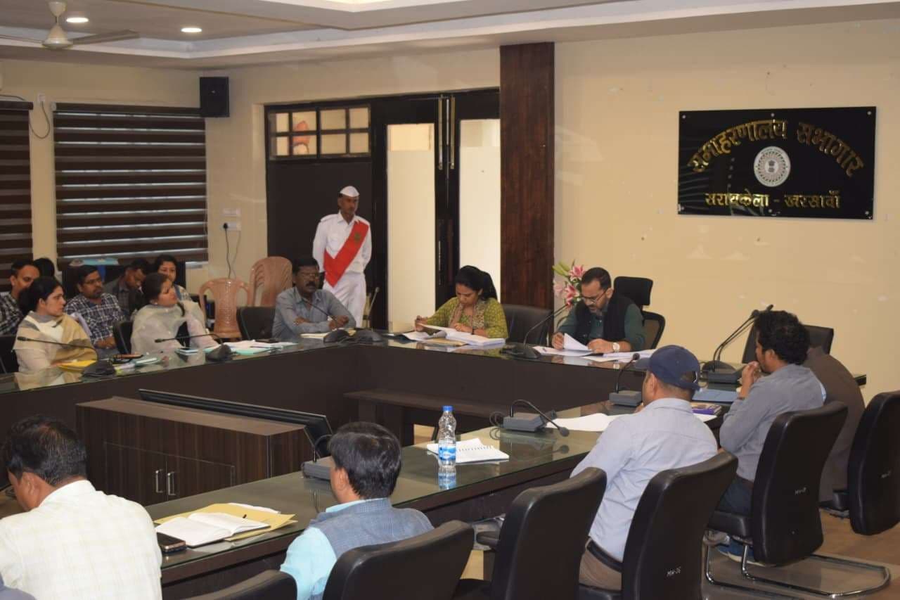 Seraikela Kharsawan News : विकास कार्यों में देरी और लापरवाही मिली, तो होगी कार्रवाई : उपायुक्त