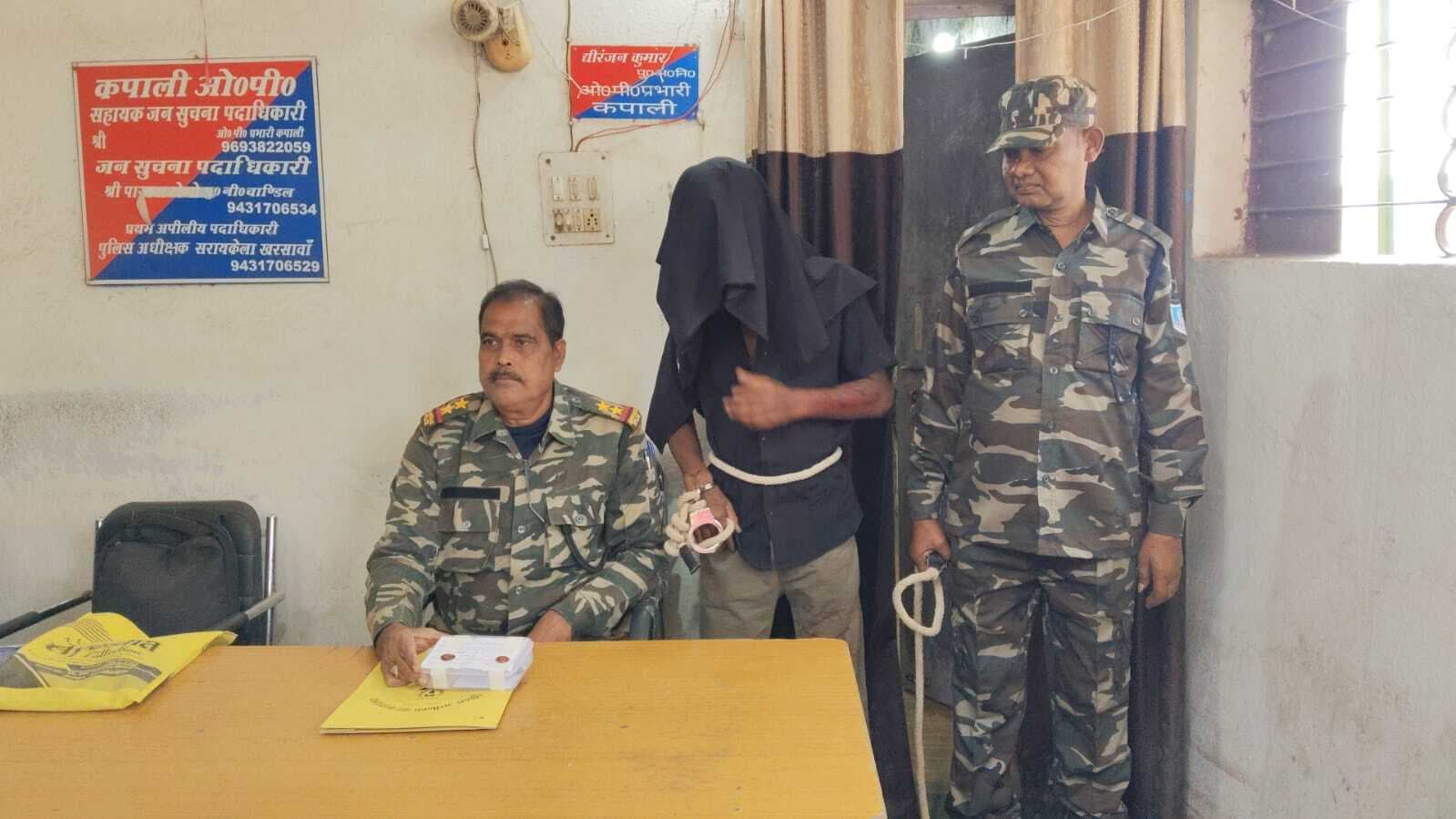 Seraikela Kharsawan News : घर में घुसकर चाकू दिखाकर छिनतई का आरोपी गिरफ्तार