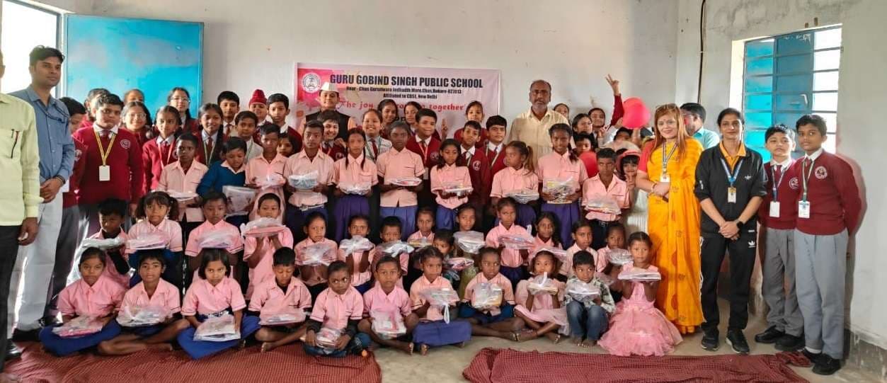 Bokaro News : जीजीपीएस विद्यालय चास के विद्यार्थियों ने ग्रामीण बच्चों के साथ मनाया बाल दिवस