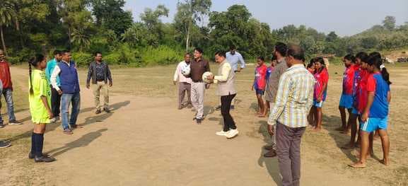 बोआरीजोर में स्कूली छात्राओं के बीच रोमांचक फुटबॉल प्रतियोगिता