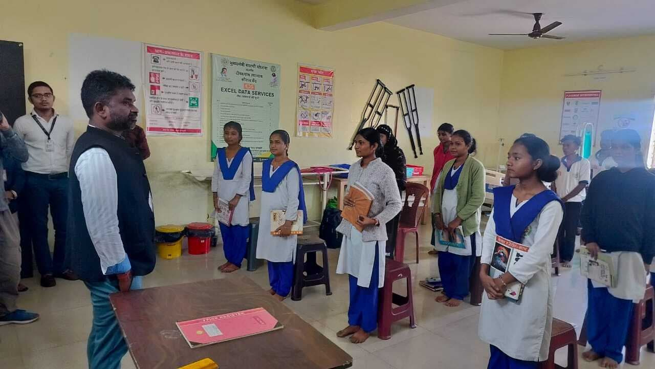 East Singhbhum News : बालकों के छात्रावास में 50 से 60 रहने का दावा, रहते हैं मात्र 7 छात्र