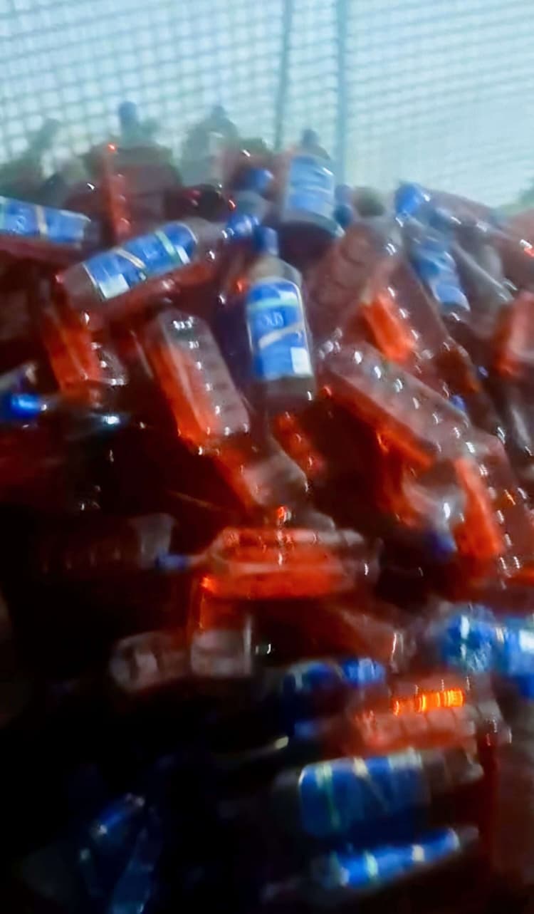 East Singhbhum News : केंदाडीह में घर में चल रही थी फैक्ट्री 10 लाख रुपये की शराब जब्त