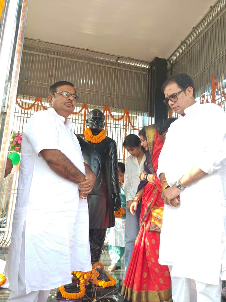 पूर्व मंत्री आरएन सिंह की प्रतिमा का हुआ अनावरण