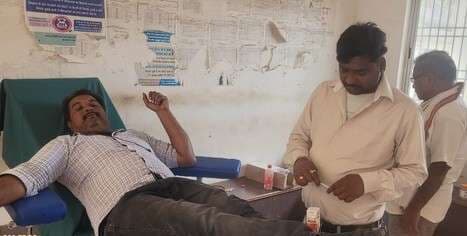 स्वास्थ्यकर्मियों की देखरेख में पांच यूनिट रक्त संग्रहित