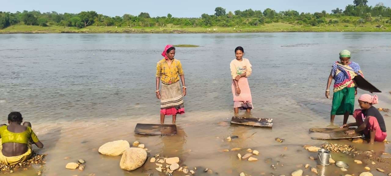 East Singhbhum News : सुवर्णरेखा नदी से सोना निकाल जीवन चला रहे ग्रामीण