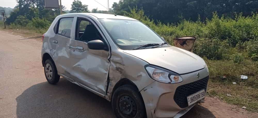 East Singhbhum News : भैंस को बचाने में ट्रक ने कार को कई मीटर तक घसीटा