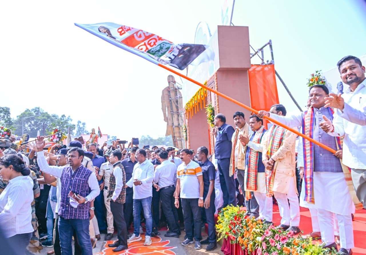 Bhubaneswar News: विद्यार्थियों व युवाओं ने 100 फीट लंबा तिरंगा लेकर तय की नौ किमी की दूरी