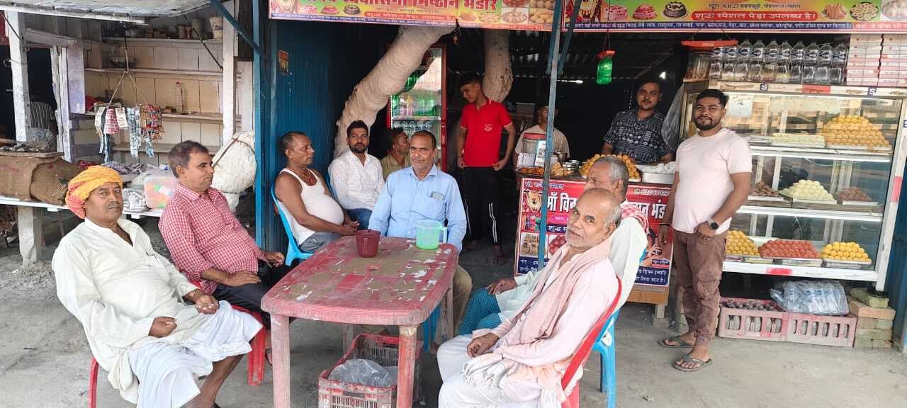 चौराहे पर चाय की चुस्कियों के साथ चुनाव के पल-पल के रुझान पर समर्थक नजरें जमाये रहे