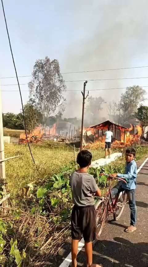 अगलगी में सात घर जलकर राख