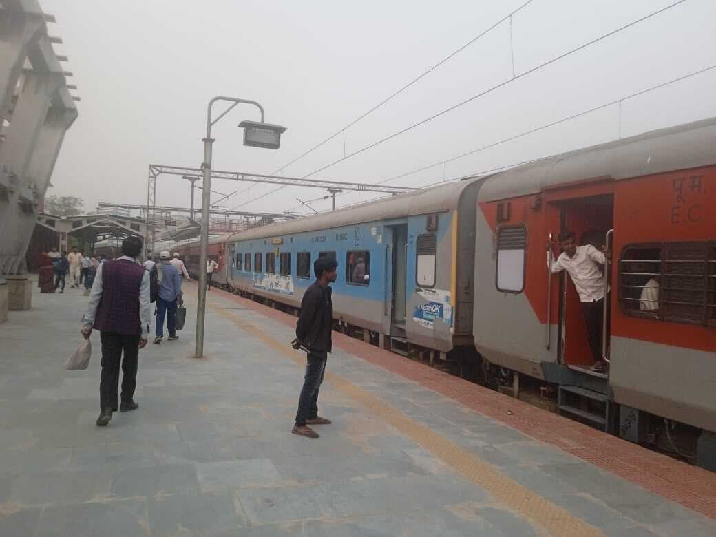 कोपरिया में होम सिग्नल फेल, जनसेवा और इंटरसिटी फंसी