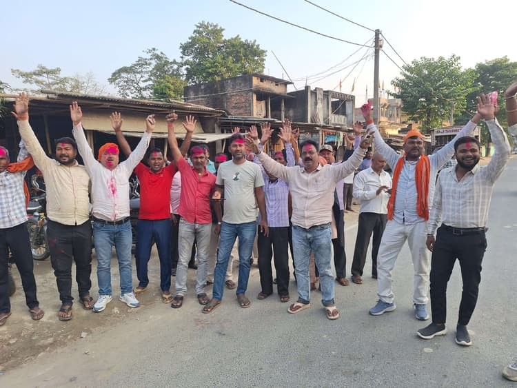 एनडीए समर्थकों ने मनाया जश्न