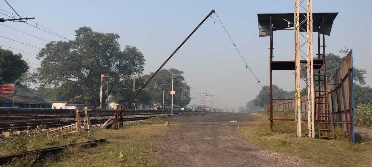 Dhanbad News : कंपनी ने लोयाबाद रेलवे साइडिंग से 10 कर्मियों को काम से हटाया