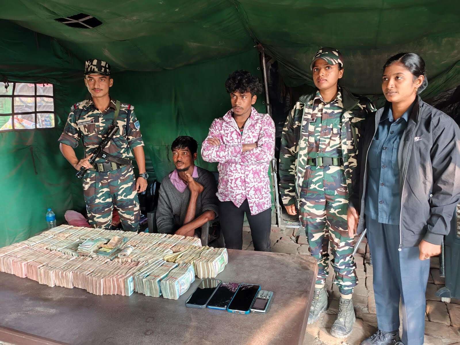 3.23 लाख नेपाली रुपयों के साथ दो युवक गिरफ्तार