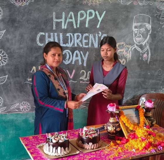 बाल दिवस पर दसवीं बोर्ड परीक्षा का किया प्रमाण पत्र वितरित