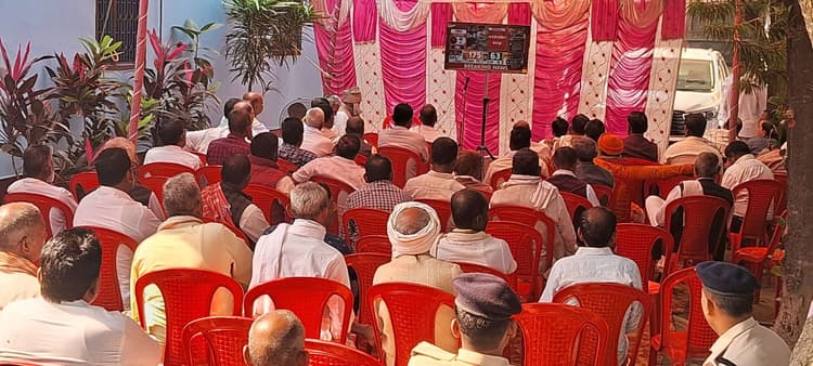 सुबह से ही टेलीविजन से चिपके रहे लोग