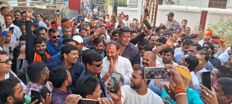 छातापुर में नीरज कुमार सिंह का जलवा कायम, लगाया सिक्स