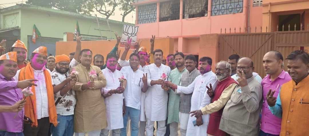 एनडीए की प्रचंड जीत पर फलका में कार्यकर्ताओं में खुशी