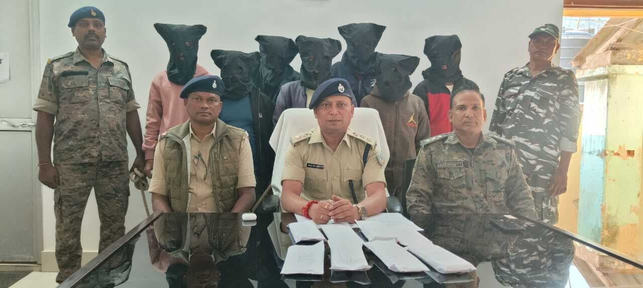 Deoghar News : सात साइबर आरोपित गिरफ्तार व एक किशोर निरुद्ध, जंगल में छिपकर कर रहे थे ठगी