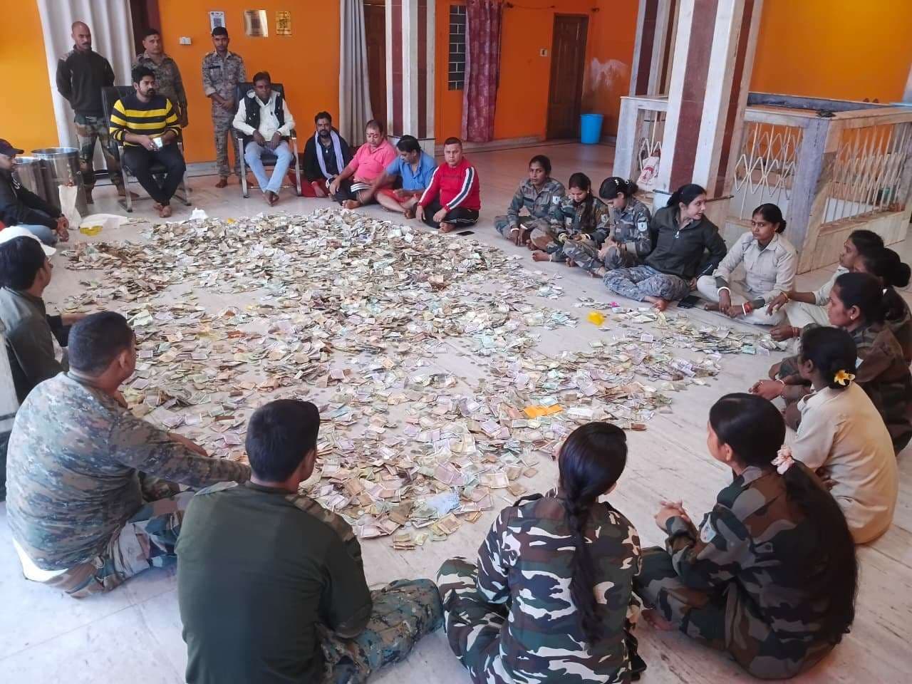 Deoghar News : बाबा मंदिर के 18 दानपात्रों से निकले 10.60 लाख रुपये, विदेशी मुद्रा भी शामिल