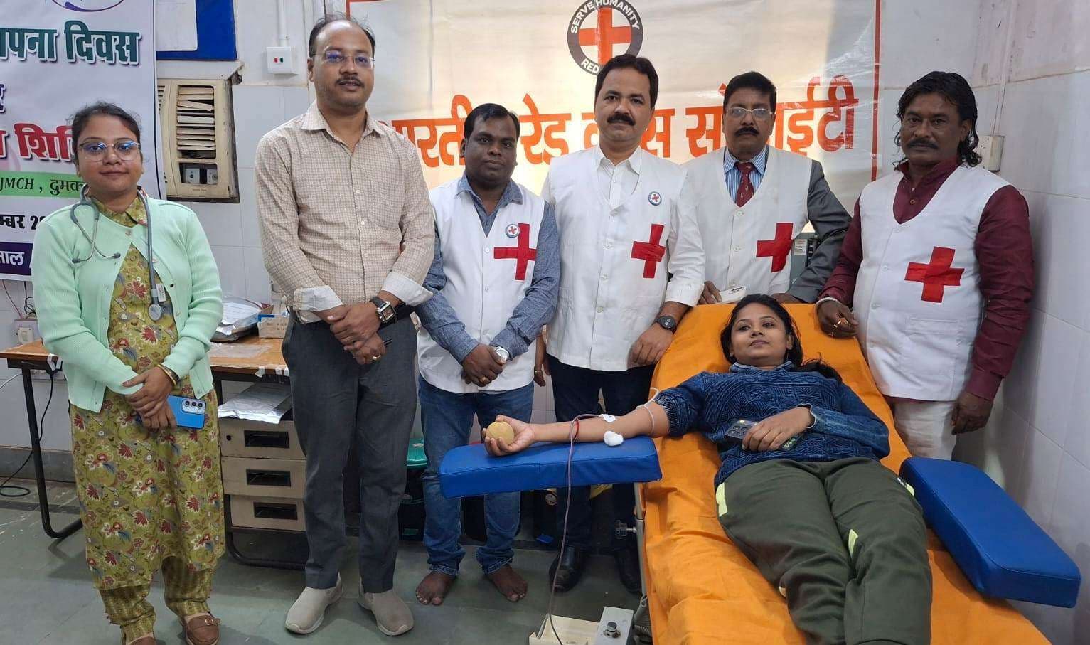 सोना, रेखा व कविता समेत 13 लोगों ने किया रक्तदान