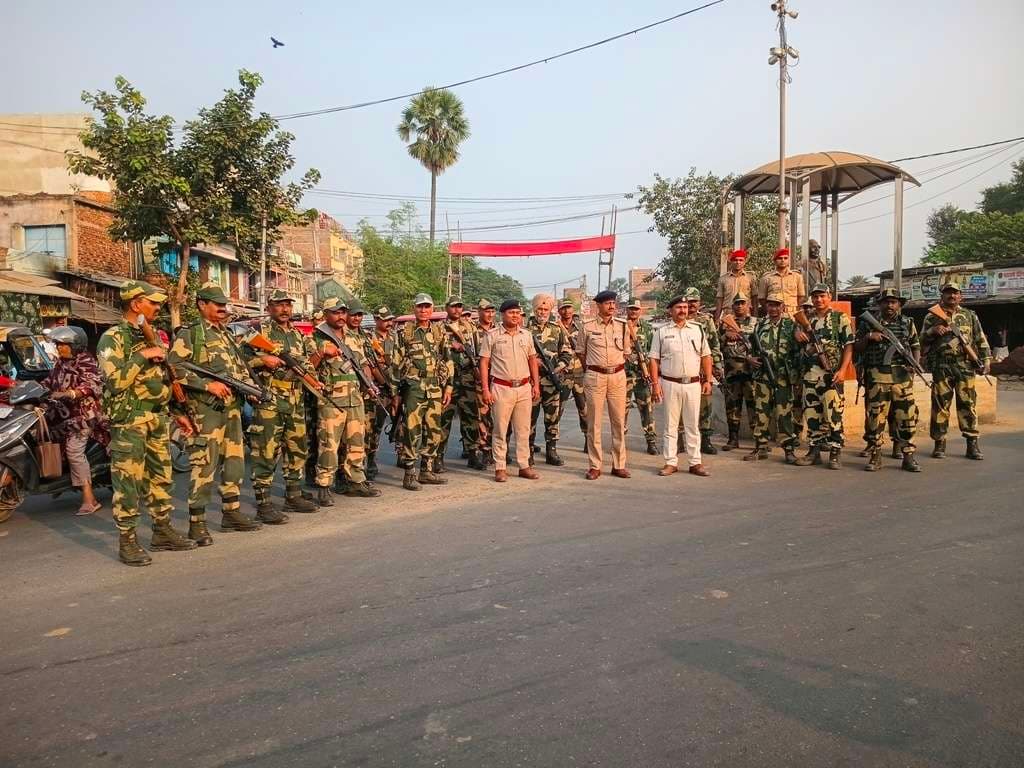 एनडीए की बंपर जीत पर बाराहाट में आतिशबाजी, पुलिस ने किया फ्लैग मार्च