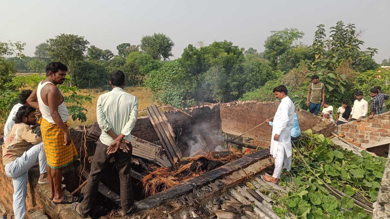 विषहर गांव में आग लगने से घर जलकर खाक