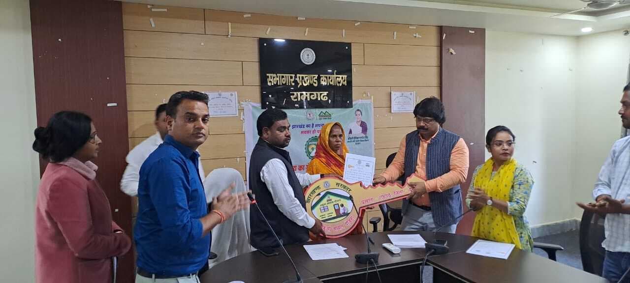 बीडीओ ने लाभुकों को सौंपी गयी आवास की चाबी