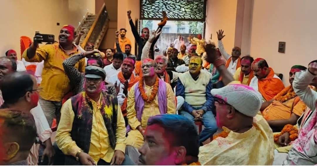 भाजपा प्रत्याशी की जीत पर बांटी मिठाई