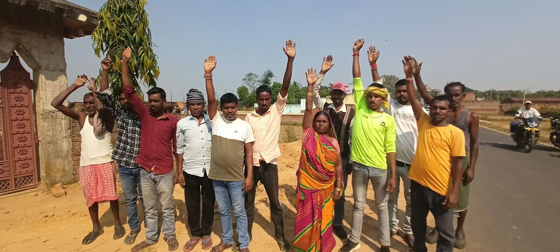 Deoghar news : ग्रामीणों ने फर्जी डकैती ��ांड में फंसाने वाले पर कार्रवाई करने की उठायी मांग