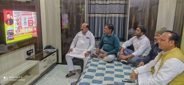मतगणना का परिणाम जानने टीवी से चिपके रहे लोग