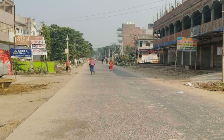 सड़कों पर पूरे दिन पसरा रहा सन्नाटा, शहर में कम दिखे लोग