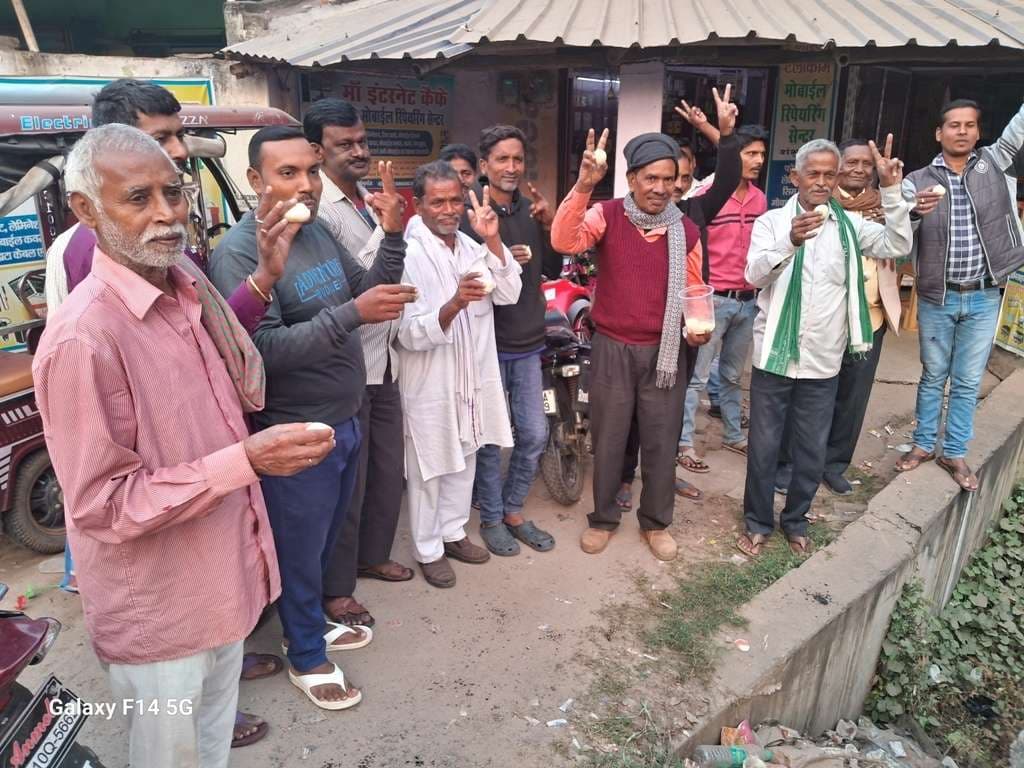 जदयू प्रत्याशी जयंत राज की जीत के जश्न में उड़ाया रंग अबीर