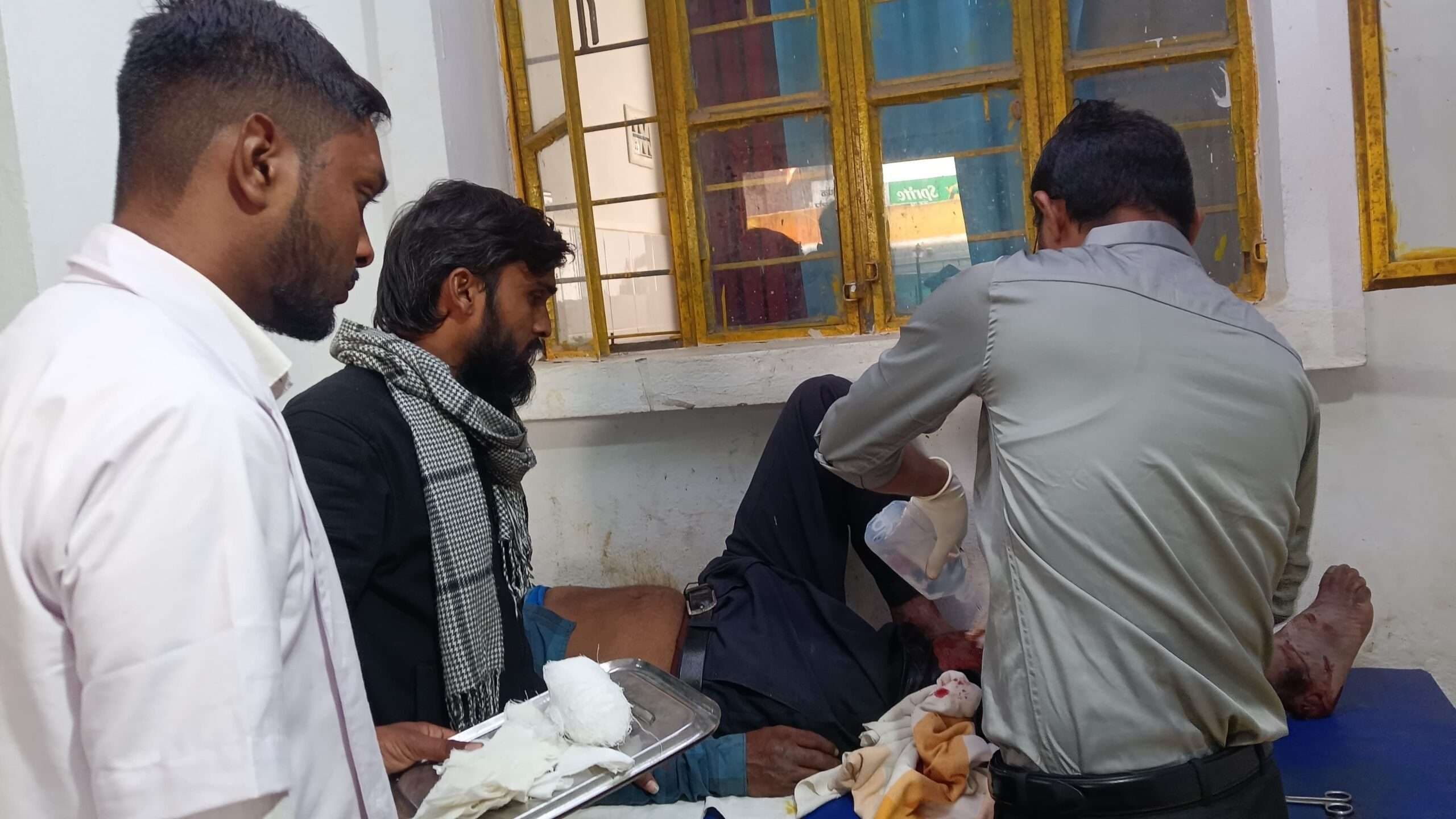 बस के धक्के से बाइक सवार जख्मी