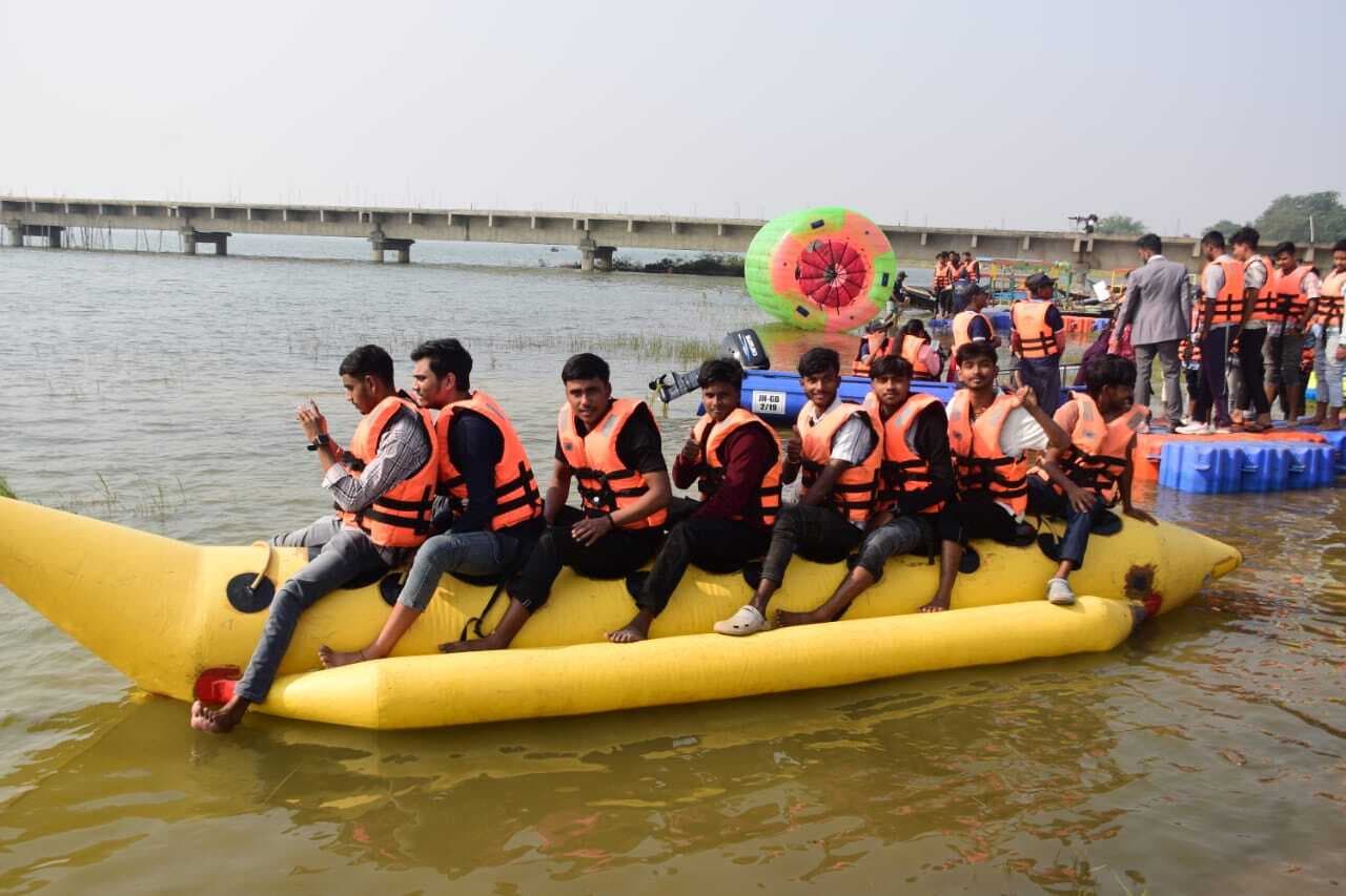 लाधना डैम में युवाओं ने बोटिंग कर जल क्रीड़ा का लिया आनंद