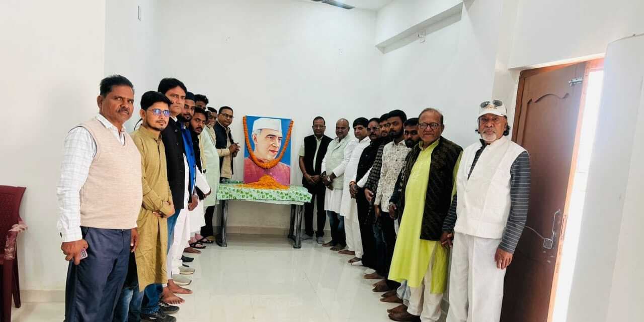 Giridih News :कांग्रेसियों ने मनायी पंडित जवाहरलाल नेहरू की जयंती