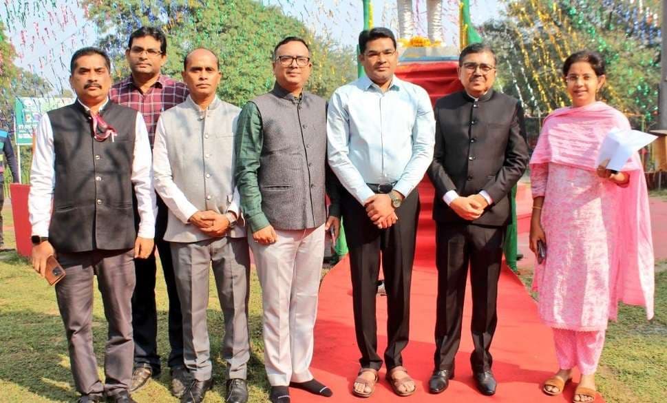 Bokaro News : पं नेहरू के आदर्श, विचार व राष्ट्र निर्माण में योगदान को किया गया नमन