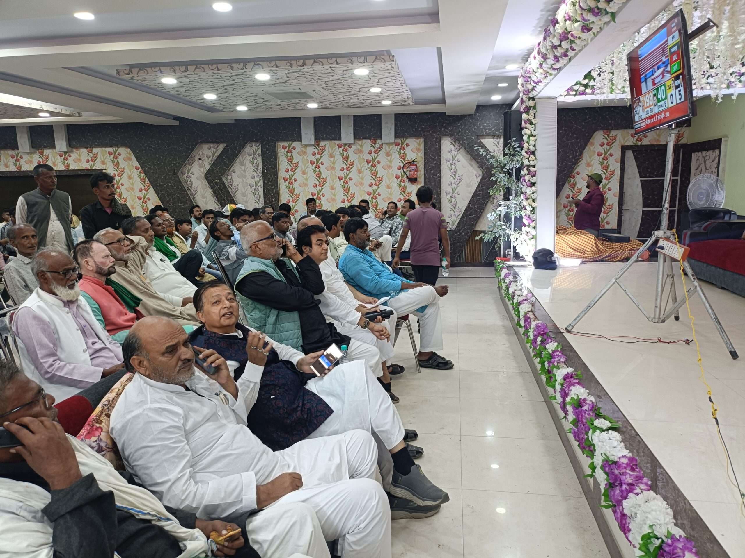 Madhubani News : चुनाव परिणाम के लिए दिनभर टीवी के सामने बैठे रहे लोग