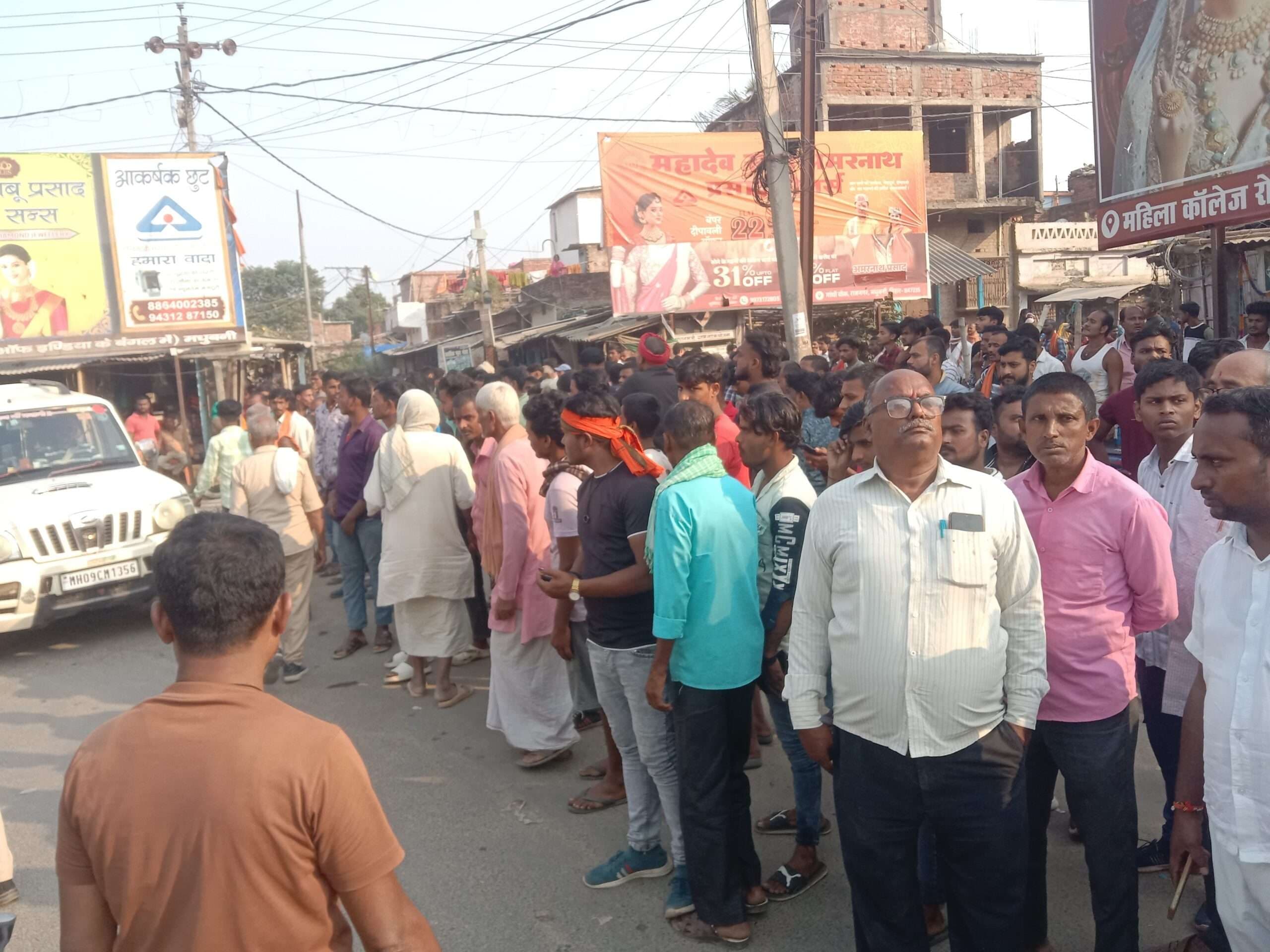 Madhubani News : नरकटिया चौक पर हाइवा से कुचलकर छात्रा की मौत